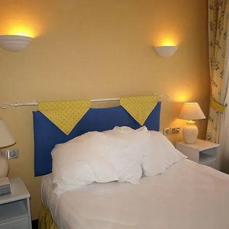 Cayrons & St Paul De Hotell 3*